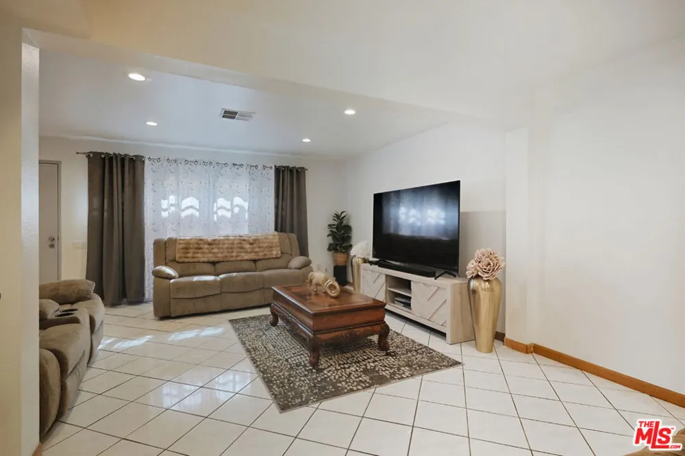 7422 Hazeltine Avenue #3 Van Nuys, CA 91405
