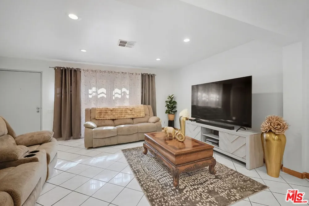 7422 Hazeltine Avenue #3 Van Nuys, CA 91405