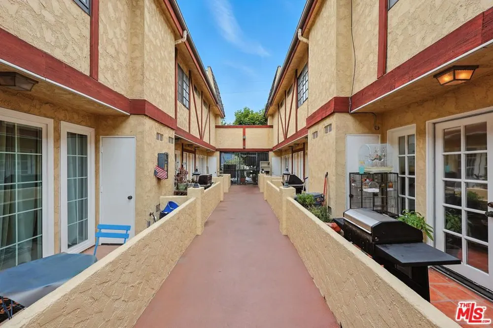 7422 Hazeltine Avenue #3 Van Nuys, CA 91405