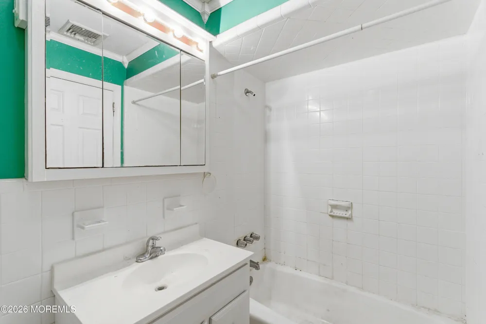 603 Carol Avenue Oakhurst, NJ 07755