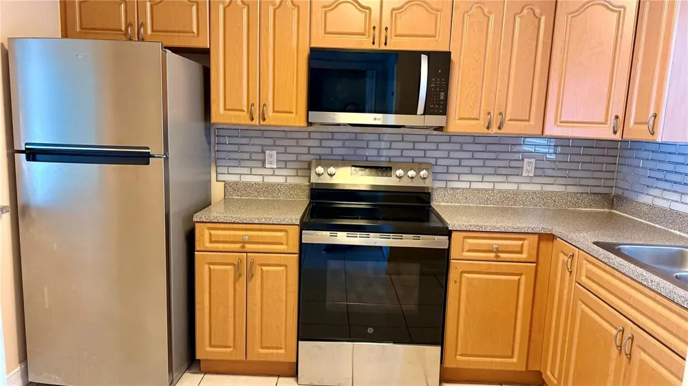 2830 SOMERSET PARK DRIVE #202 Tampa, FL 33613