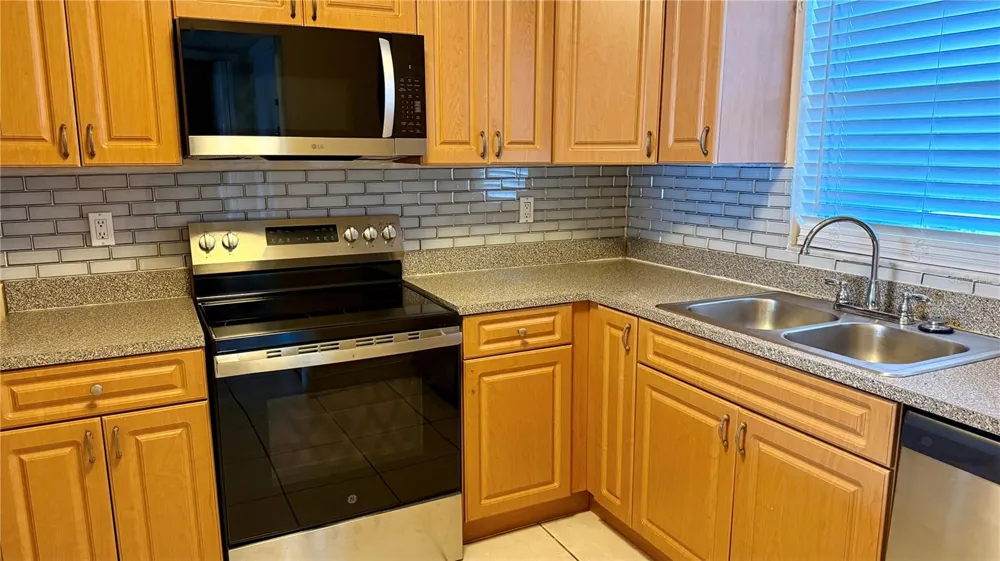 2830 SOMERSET PARK DRIVE #202 Tampa, FL 33613
