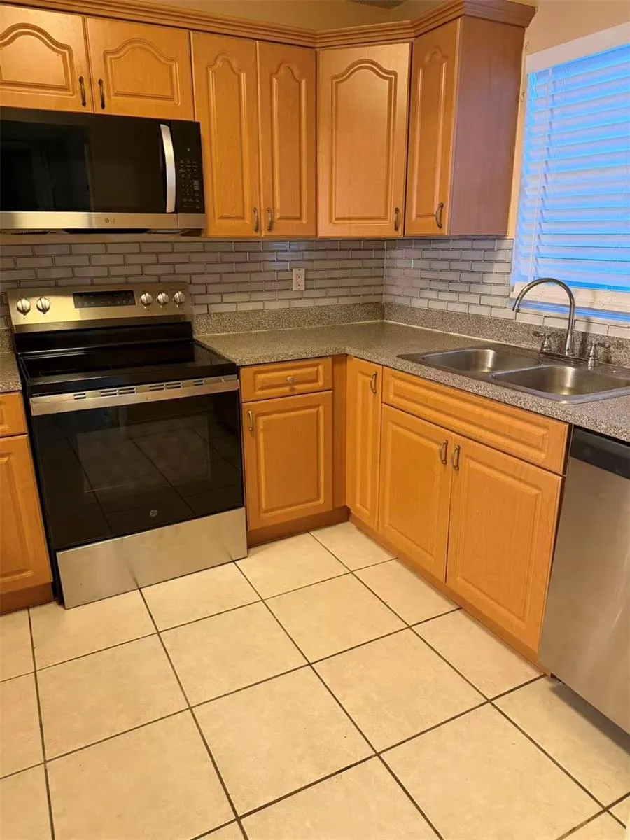 2830 SOMERSET PARK DRIVE #202 Tampa, FL 33613
