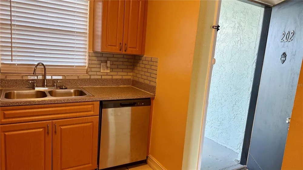 2830 SOMERSET PARK DRIVE #202 Tampa, FL 33613