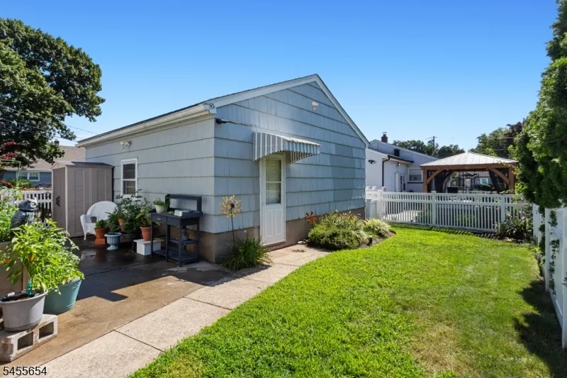 5 Corsi Rd Bloomfield, NJ 07003