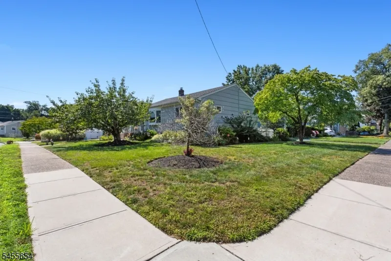 5 Corsi Rd Bloomfield, NJ 07003