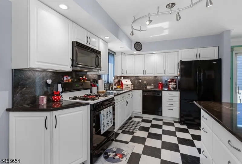 5 Corsi Rd Bloomfield, NJ 07003