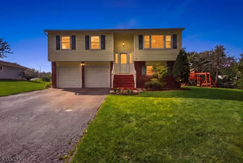 14 Harwich Rd Lopatcong, NJ 08865