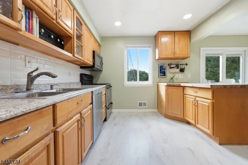 14 Harwich Rd Lopatcong, NJ 08865