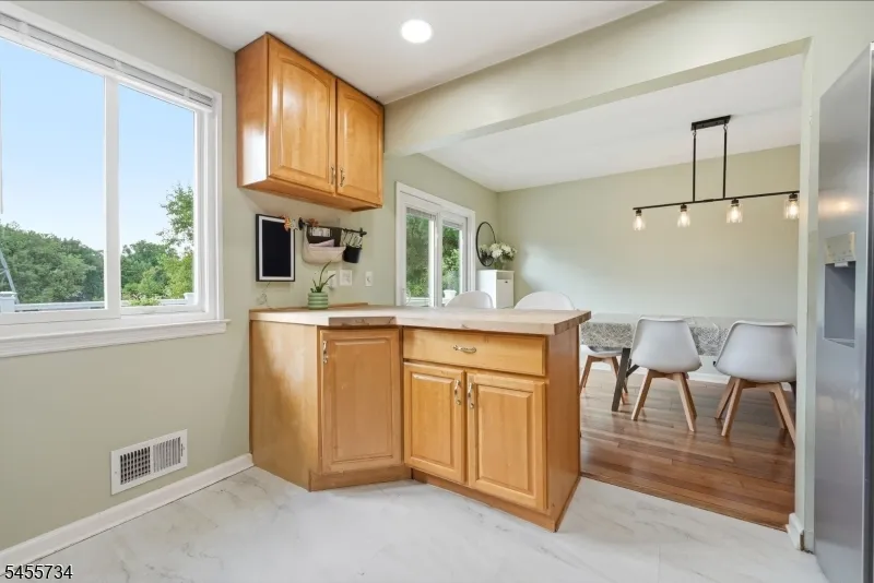 14 Harwich Rd Lopatcong, NJ 08865
