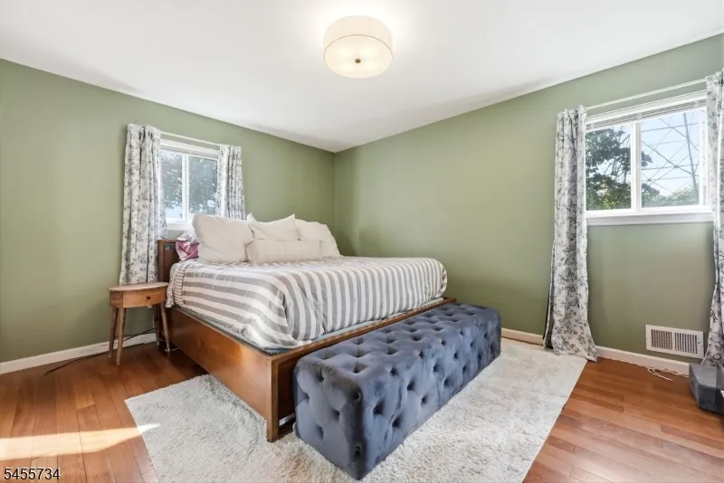 14 Harwich Rd Lopatcong, NJ 08865