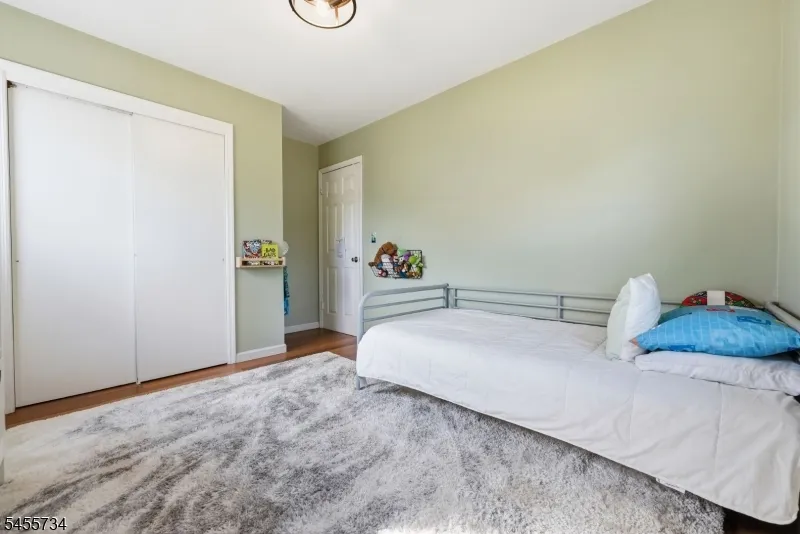 14 Harwich Rd Lopatcong, NJ 08865