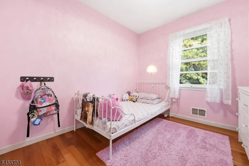 14 Harwich Rd Lopatcong, NJ 08865