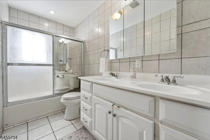 14 Harwich Rd Lopatcong, NJ 08865
