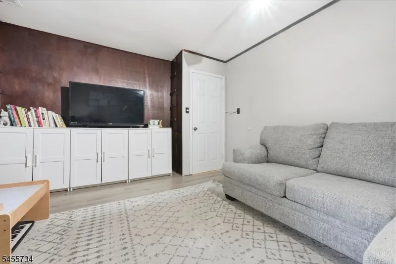 14 Harwich Rd Lopatcong, NJ 08865