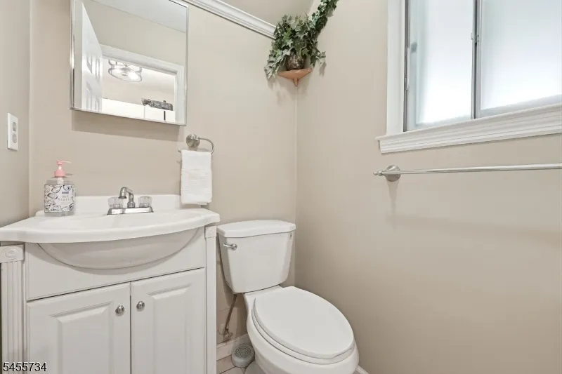14 Harwich Rd Lopatcong, NJ 08865