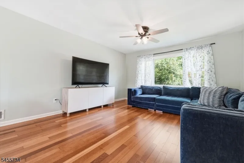 14 Harwich Rd Lopatcong, NJ 08865