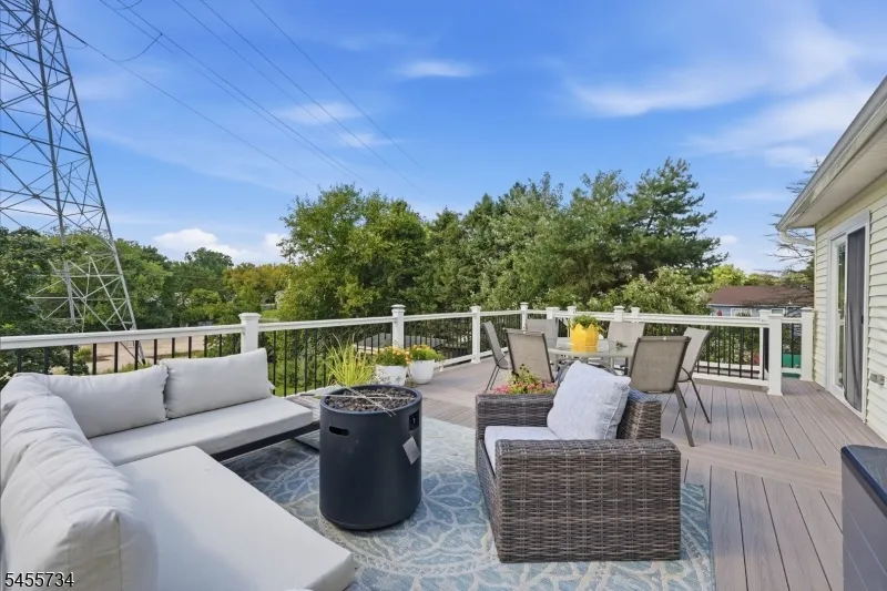 14 Harwich Rd Lopatcong, NJ 08865