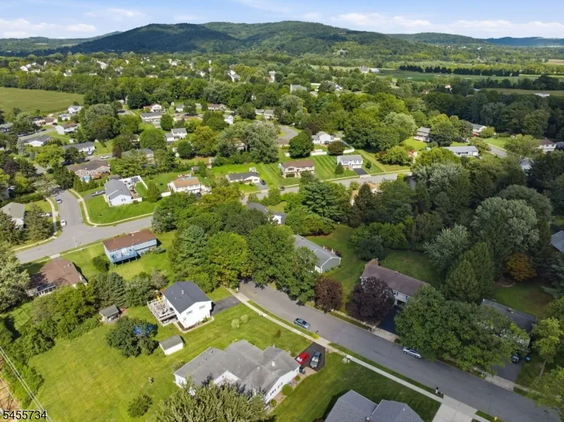 14 Harwich Rd Lopatcong, NJ 08865