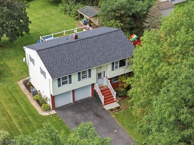14 Harwich Rd Lopatcong, NJ 08865
