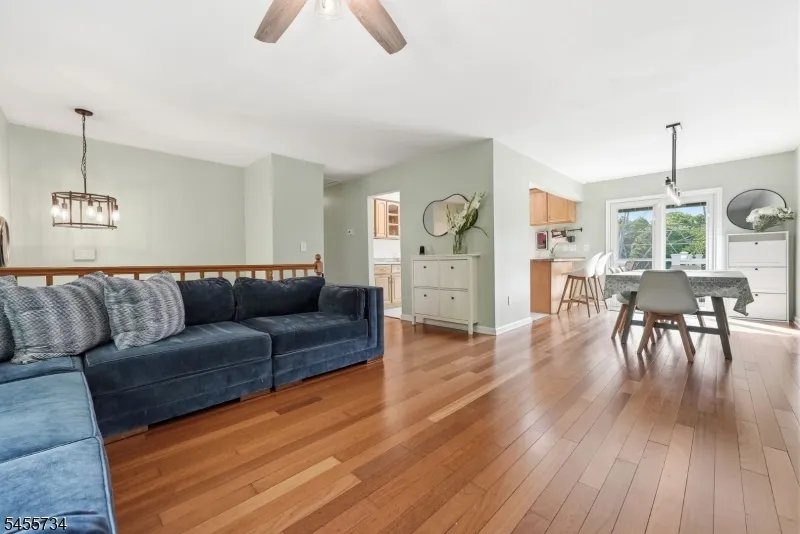 14 Harwich Rd Lopatcong, NJ 08865