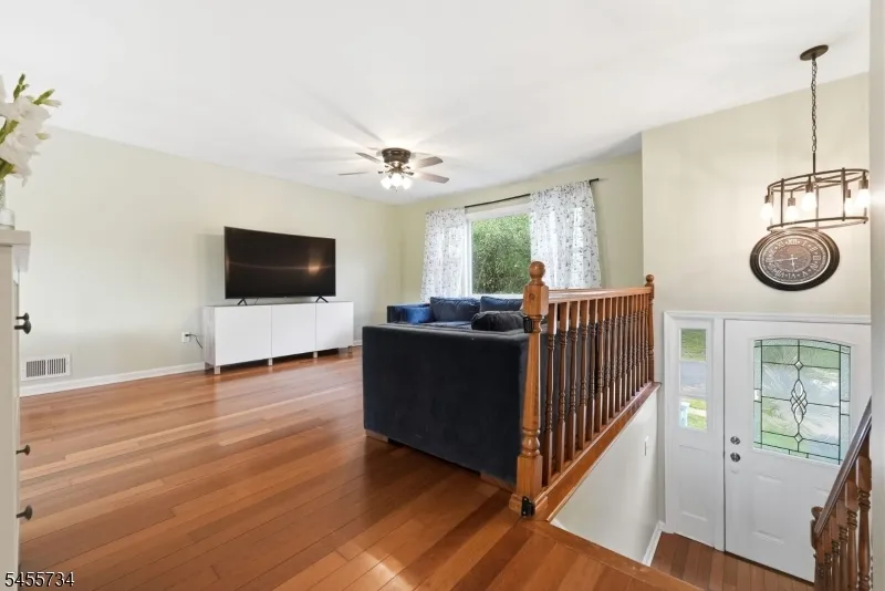 14 Harwich Rd Lopatcong, NJ 08865
