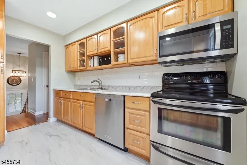 14 Harwich Rd Lopatcong, NJ 08865