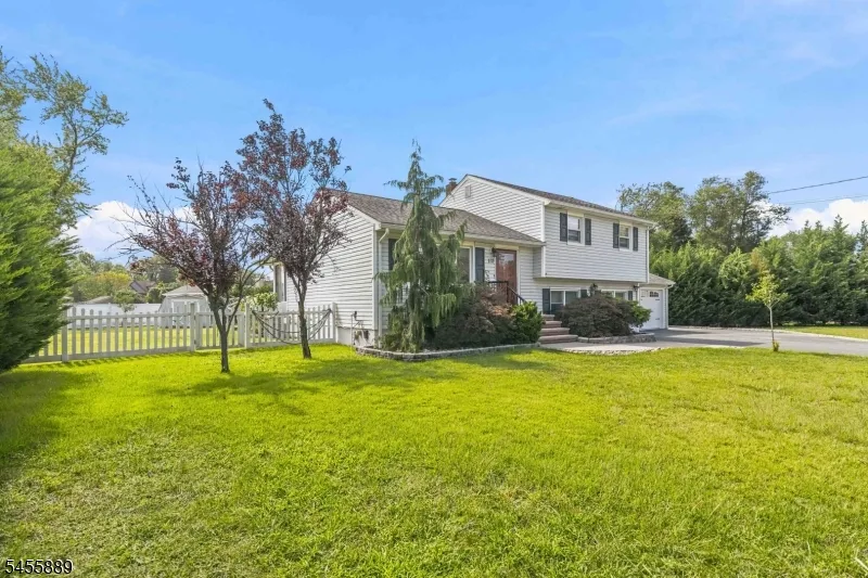 112 Sand Rd Fairfield, NJ 07004