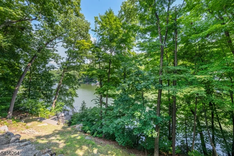 42 W Shore Dr Vernon, NJ 07462