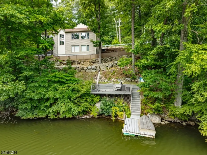 42 W Shore Dr Vernon, NJ 07462