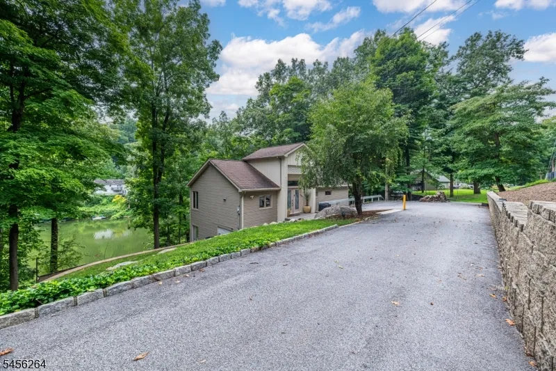 42 W Shore Dr Vernon, NJ 07462