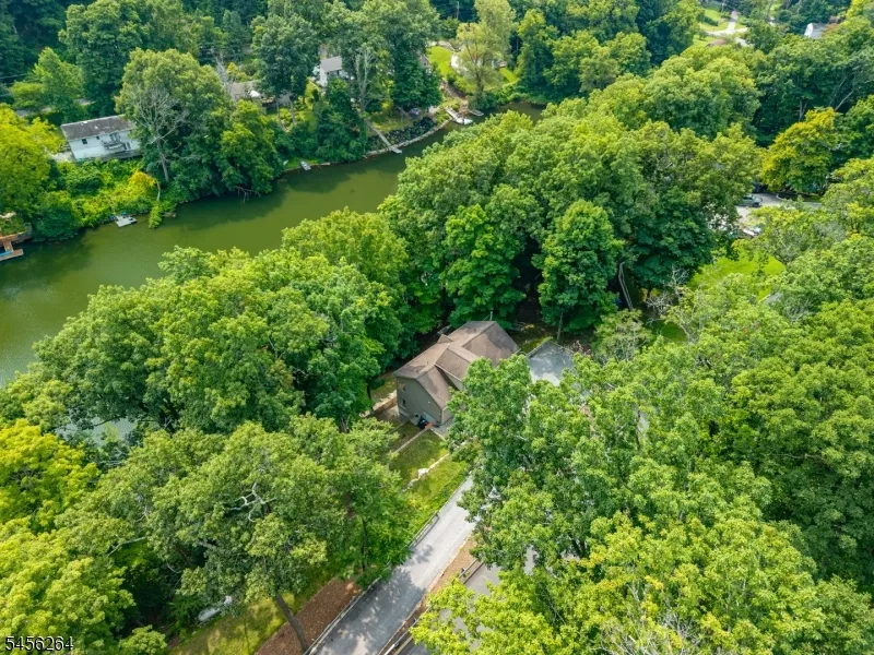 42 W Shore Dr Vernon, NJ 07462