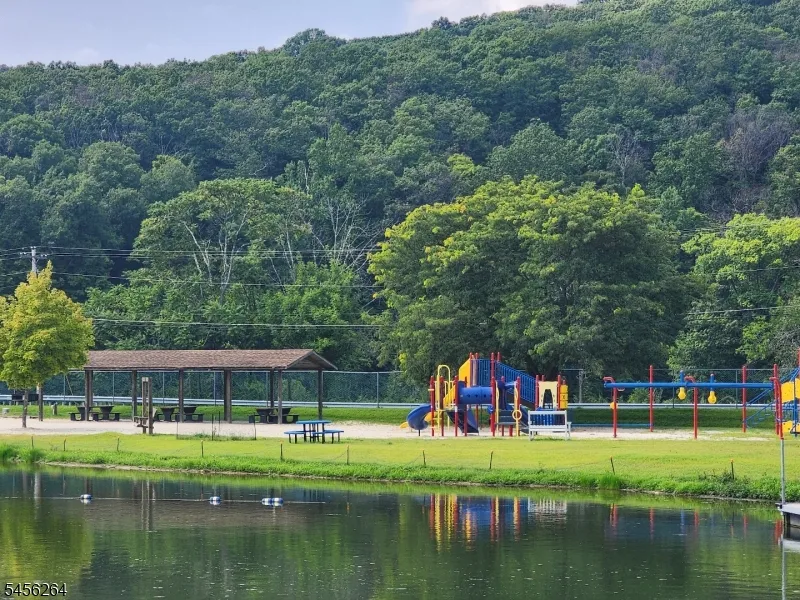 42 W Shore Dr Vernon, NJ 07462