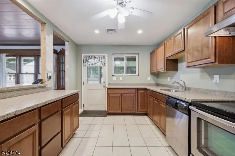 7 Essex Rd Washington, NJ 07882