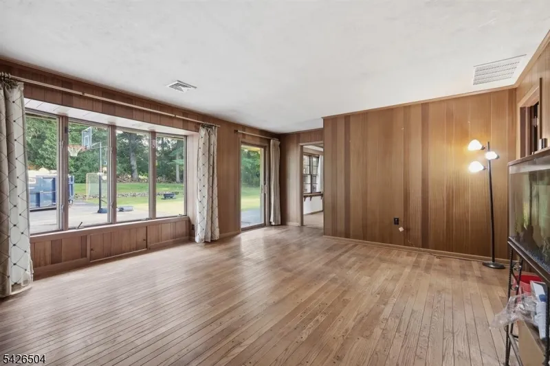 7 Essex Rd Washington, NJ 07882