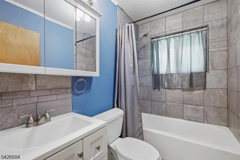7 Essex Rd Washington, NJ 07882