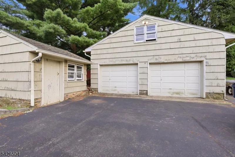 7 Essex Rd Washington, NJ 07882