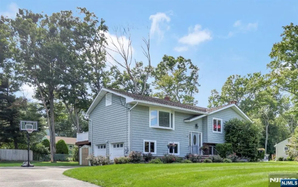 18 Starlight Road Jefferson Township, NJ 07438