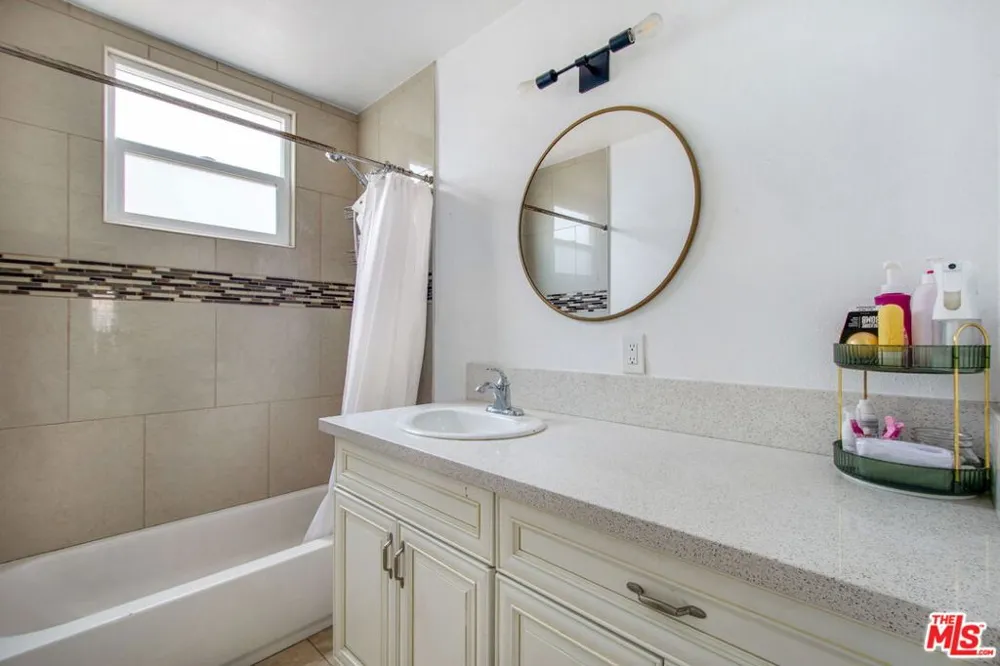 2051 W 78th Place Los Angeles, CA 90047