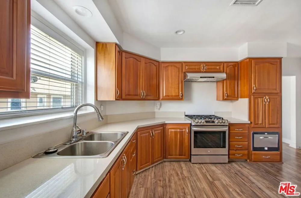 2051 W 78th Place Los Angeles, CA 90047