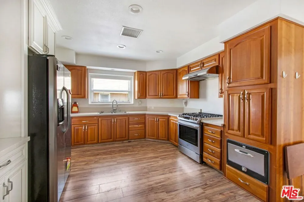 2051 W 78th Place Los Angeles, CA 90047
