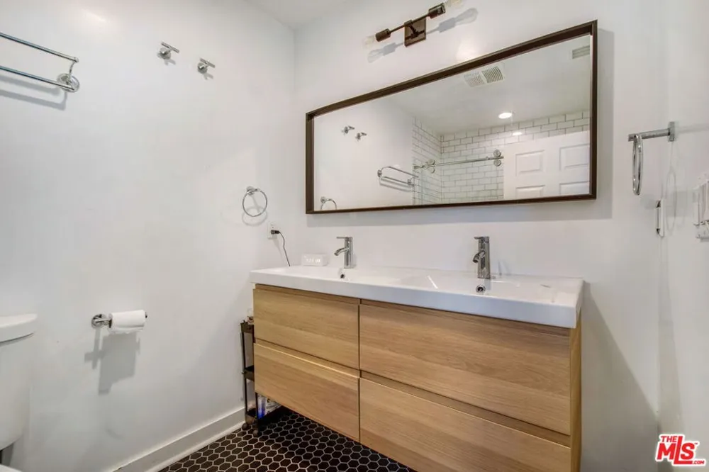 2051 W 78th Place Los Angeles, CA 90047
