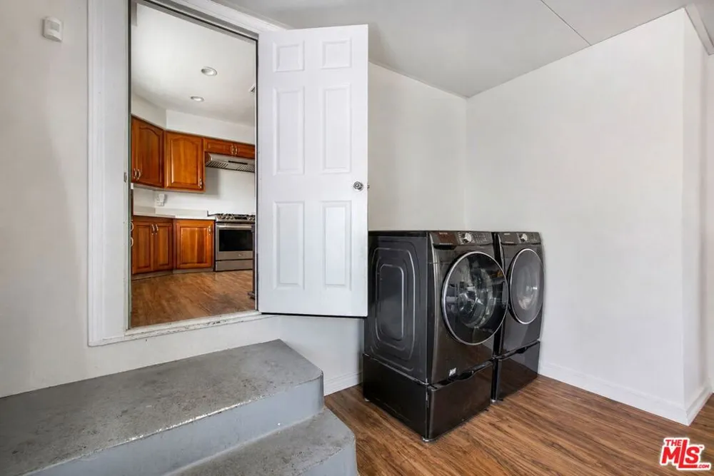 2051 W 78th Place Los Angeles, CA 90047