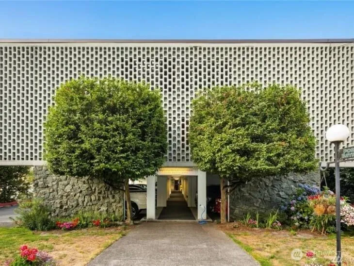 2524 Boyer Avenue E Seattle, WA 98102