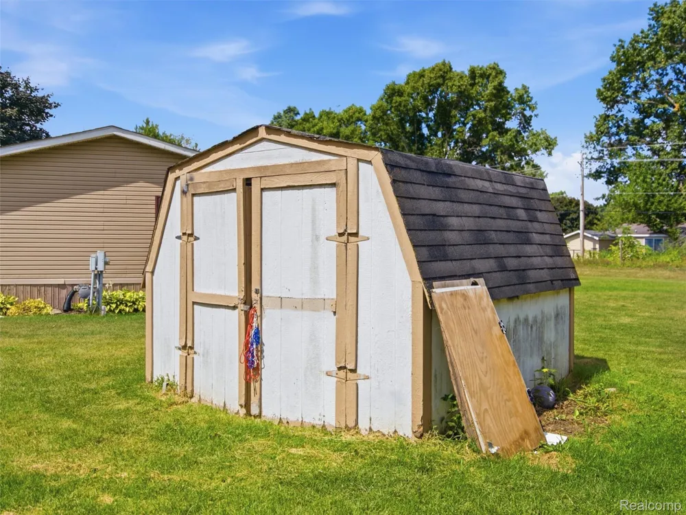 4613 Butternut Clarkston City, MI 48348