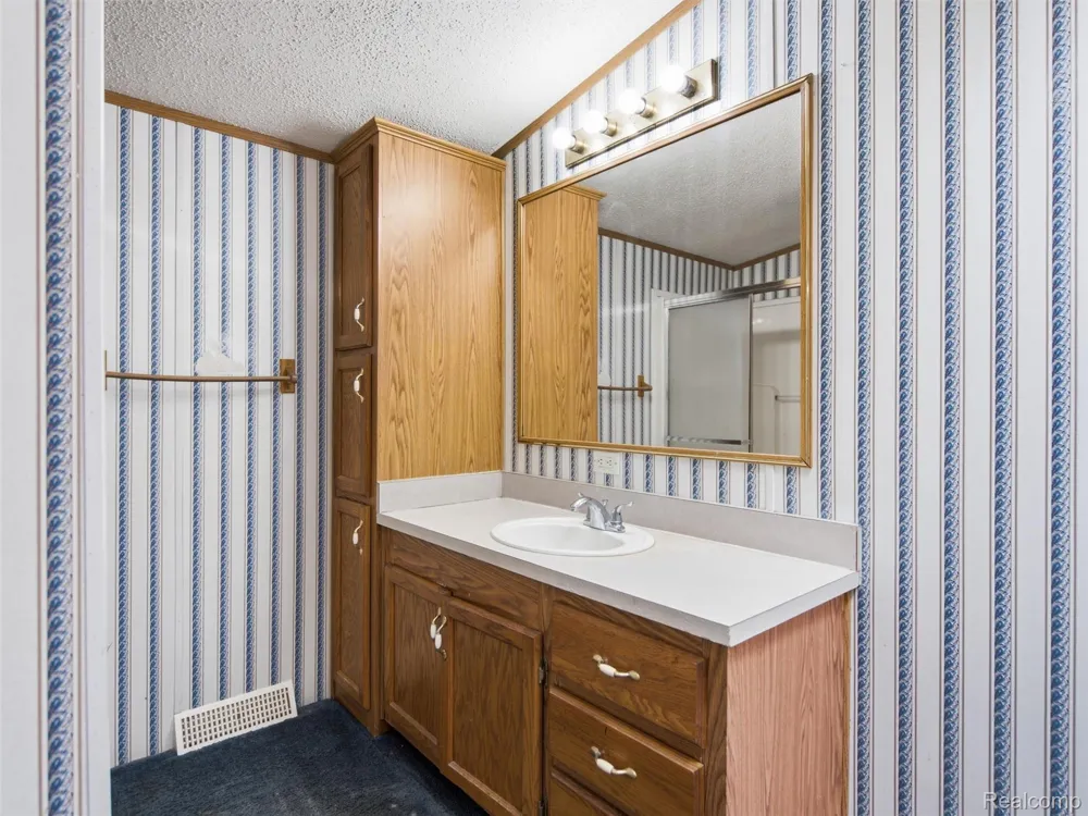 4613 Butternut Clarkston City, MI 48348