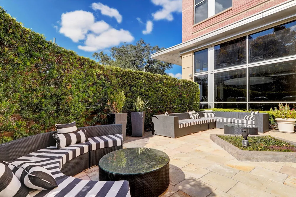 1901 Post Oak Boulevard #1211 Houston, TX 77056