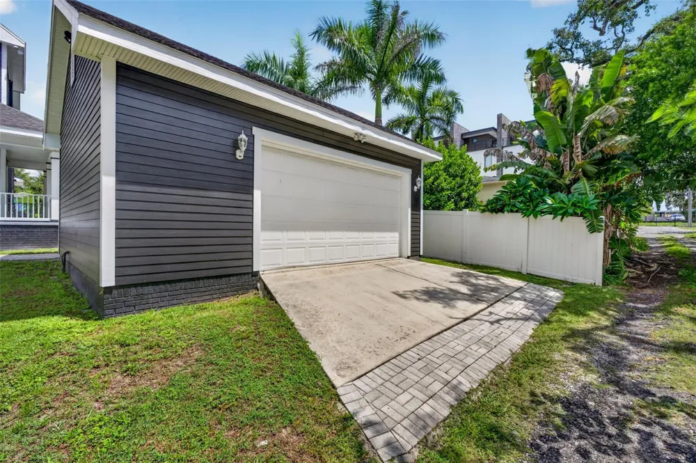 208 W ROSS AVENUE Tampa, FL 33602