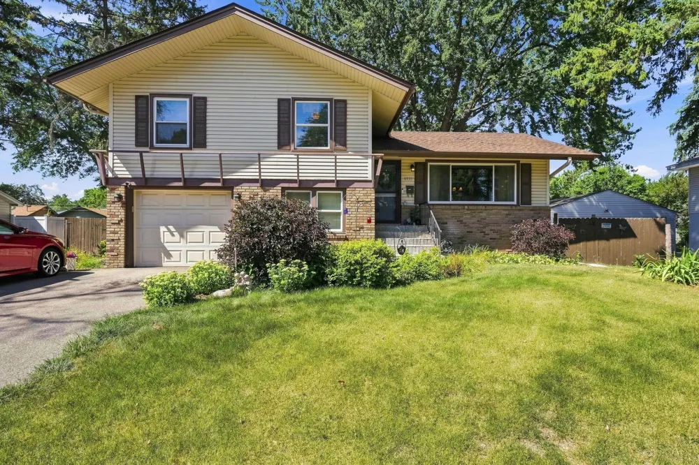 6933 Brunswick Avenue Brooklyn Park, MN 55429