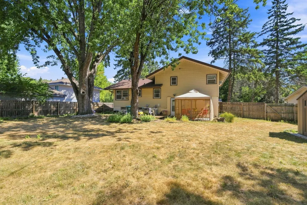 6933 Brunswick Avenue Brooklyn Park, MN 55429